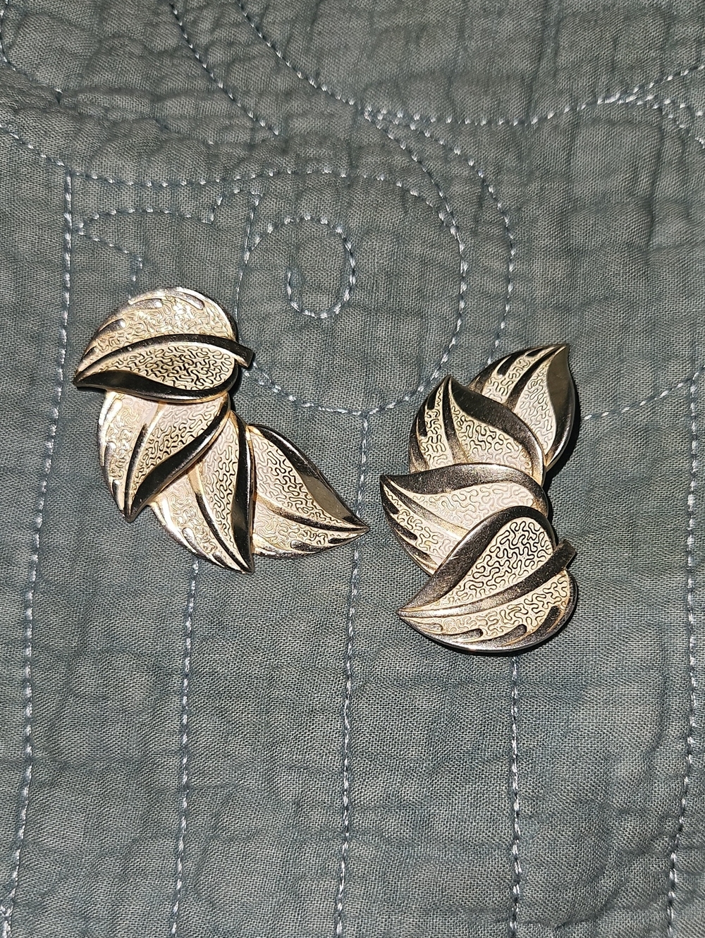 🌴Gold Toned Leaf-Style Clip Earrings - Elegant Women’s Jewelry